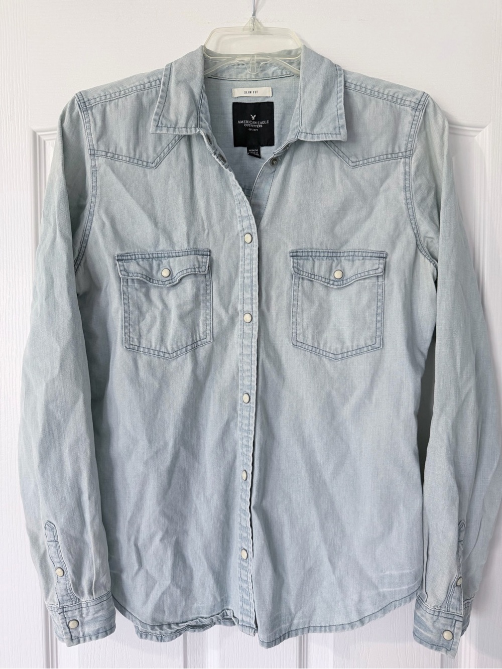 {American Eagle Outfitters} Light Wash Denim Blue Pearl Button-Down Shirt - Picture 2 of 15